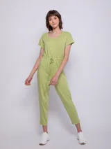 Mono largo color verde claro, de punto, con corte en la cintura y lazo para ajustar. Es de manga corta y cuenta con botón en la espalda.