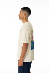 Remera color crudo de algodón con estampado en la espalda de cuatro recuadros con figuras de estilo Keith Haring y la palabra "VERNAL" en la parte superior.