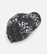 Gorra de béisbol con estampado de leopardo en tonos grises y negros.