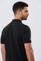 Remera polo lisa de piqué en color bordó, con cuello camisero, cierre frontal con botones y mangas cortas.