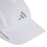Gorra deportiva Adidas de malla transpirable, color blanco, con logo reflectante en el frente y detalle reflectante en la visera.