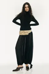 Mono largo de cuello subido y manga larga, con cuerpo ajustado y parte inferior de diseño abullonado con bajo ajustable mediante lazadas.
