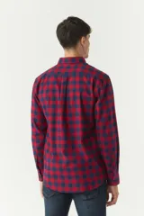 Camisa de viyela a cuadros en tonos rojo, azul y beige, de corte regular y manga larga.