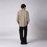 Camisa de manga larga con cuello camisero abierto y cierre frontal de botones, de corte relajado y color verde militar.