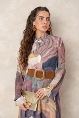 Cinturón ancho con banda central de gamuza sintética y hebilla metálica dorada de diseño texturizado y forma cuadrada.