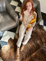 Sweater de punto con diseño geométrico en tonos mostaza, marrón y beige.