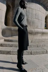 Bermuda larga color marrón oscuro, tiro medio, con pinzas frontales y cinturón de textura animal print plateado.