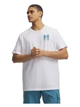 Remera Under Armour de manga corta color blanco, de corte regular y cuello redondo acanalado. Presenta un gráfico difuminado del logo en el pecho.