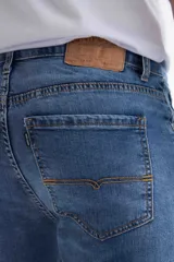 Pantalón de jean de corte slim, color celeste claro.