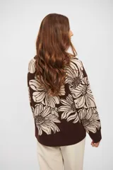 Buzo de tejido de punto con diseño floral en contraste, cuello redondo y mangas largas.