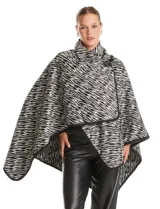 Ruana de Jones New York con estampado animal print en tonos blanco y negro. Presenta un diseño envolvente con cuello alto y cierre frontal mediante un botón tipo trenca.