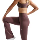 Calza deportiva Nike de tiro alto, con diseño acampanado en la parte inferior y logo de la marca bordado en el lateral.