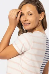 Remera de manga corta con cuello redondo y diseño a rayas horizontales en tonos beige y azul, confeccionada con tejido de textura suave.