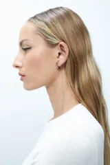 Aros plateados de acero quirúrgico hipoalergénico, con forma de argolla y cadena colgante.