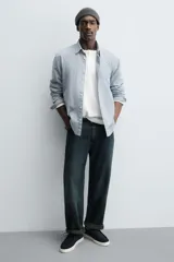 Zapato casual de hombre, color beige claro, con capellada de serraje (gamuza) y cordones finos. Presenta un detalle de bordón en el empeine y suela gruesa de goma a contraste en color crema.