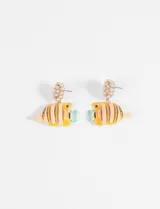 Aros colgantes con forma de pez tropical de color amarillo y naranja con detalles en azul, con base de perlas sintéticas.