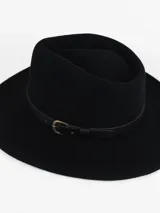 Sombrero de ala ancha color verde oliva, confeccionado en lana, con cinta decorativa de cuero sintético y hebilla metálica.