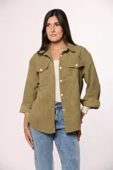 Camisa de pana fina color beige, con cuello clásico, cierre frontal de botones y dos bolsillos con solapa en el pecho.