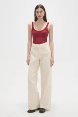 Body de algodón con escote profundo y tirantes anchos, diseñado con un ajuste al cuerpo y cierre inferior con broches.