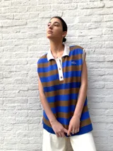 Chaleco sin mangas con cuello polo, tejido a rayas horizontales color azul y marrón.