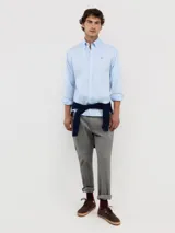 Camisa de hombre de corte regular fit, confeccionada en algodón con acabado vintage. Presenta cuello buttondown, cierre frontal con botones, manga larga con puño simple y logo bordado en el pecho.
