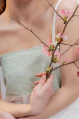 Pijama de dos piezas, compuesto por una musculosa blanca con detalle de puntilla negra elástica en el escote y un short blanco con elástico y lazo negro en la cintura.