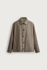 Sobrecamisa de corte regular fit confeccionada en tejido con mezcla de lana, con interior ligeramente acolchado. Presenta cuello solapa, cierre frontal con botones, mangas largas con puños abotonados y bolsillos laterales de vivo.