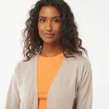 Chaqueta larga de punto fino color beige, de corte recto y mangas largas.