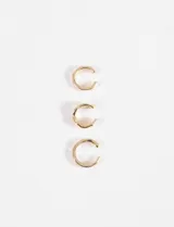 Set de tres aros de oreja tipo earcuff, dorados y con acabado texturizado.