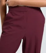 Pantalón de corte recto y estilo sastre, color azul marino, con bolsillos laterales tipo cuchillo y cierre frontal.
