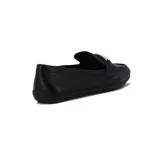 Mocasines de cuero negro con detalle de hebilla metálica dorada en el empeine, diseño clásico y suela plana.