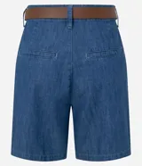 Short de sastrería confeccionado en jean azul de algodón, con cintura alta, pinzas delanteras, bolsillos laterales y presillas. Incluye un cinturón delgado de cuero marrón con hebilla metálica.