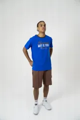 Remera azul con cuello marrón, estampado frontal con la frase "Hermod ART IS YOU".