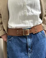 Faja ancha de cuero vacuno en color marrón, con bordes trenzados y hebilla metálica rectangular.