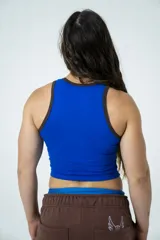 Musculosa corta azul con cuello y sisas con ribete marrón, de algodón elastizado y corte ajustado. Estampado frontal con texto "Hermod ART IS YOU".