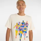 Remera de manga corta color crema con cuello redondo. Presenta un estampado gráfico frontal con siluetas de corredores en colores vibrantes (amarillo, azul, rosa, celeste) y el logo de New Balance en la parte inferior.