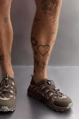 Sandalia deportiva negra con aberturas laterales para ventilación, puntera reforzada, ajuste con cordones y suela de goma.