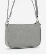 Cartera tipo baguette color gris, confeccionada en poliuretano con acabado mate. Presenta un diseño minimalista con cierre superior por cremallera, una cadena decorativa plateada en el frente y una correa larga ajustable y desmontable.
