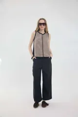 Top musculosa sin mangas de corte recto, con frente de algodón texturado a rayas sutiles y ribetes negros en cuello y sisas.