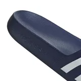 Sandalias tipo chinela Adidas Adilette Aqua, color azul marino con tres franjas blancas en la tira superior.