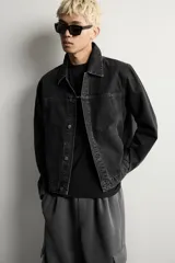 Sobrecamisa regular fit color marrón oscuro efecto lavado, confeccionada en denim de algodón. Cuenta con cuello solapa, manga larga, bolsillos de plastrón en el pecho y cierre frontal con cremallera.