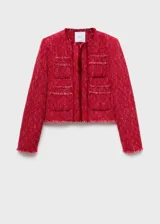 Chaqueta de tweed color rojo, de diseño recto, cuello redondo y manga larga. Cuenta con terminaciones deshilachadas y cuatro bolsillos de parche delanteros.