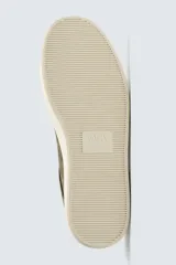 Zapatilla de cordones color verde militar, fabricada en piel con acabado serraje y suela plana color crema.