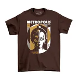 Remera de algodón color marrón con estampa frontal inspirada en la película Metropolis de Fritz Lang, presentando un diseño gráfico dividido que muestra el rostro humano y el robot de la obra.