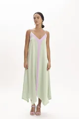 Vestido midi de satén con diseño bicolor en tonos verde agua y lila. Presenta un corte holgado, escote en V con tirantes finos y una franja central vertical en color lila que contrasta con el cuerpo del vestido.