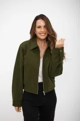 Campera tipo bomber color verde oliva, con cuello camisero, cierre frontal completo y puños con botón.