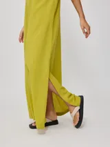 Vestido largo de corte recto y holgado, con breteles finos y tajo lateral en el ruedo.