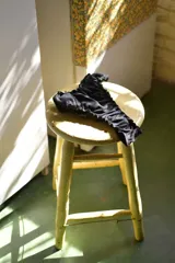 Vedetina de algodón suave color negro con terminaciones fruncidas.