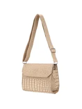 Bandolera Terrano color beige con textura efecto reptil, solapa frontal con cierre magnético y correa de cinta ajustable con logo de la marca bordado.