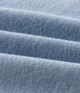 Pantalón de jean azul claro con calce baggy relaxed, cintura elástica con cordón de ajuste y bolsillos laterales.